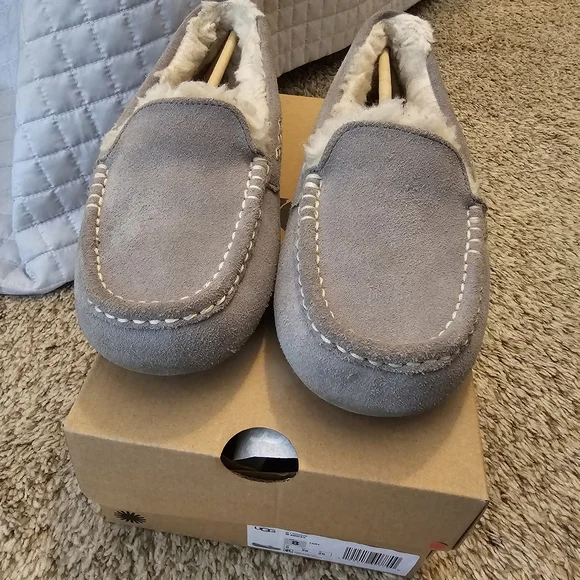 UGG Gray Suede Moccasin Slippers - Womens Size 8 - Picture 2 of 9